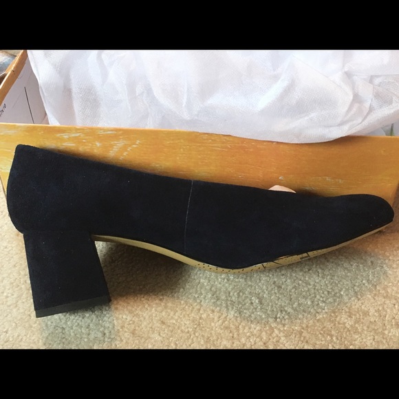 Bella Vita Navy Suede pumps. NWOT - Picture 3 of 8